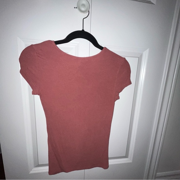 Fitted ribbed pink T shirt with V neck - Picture 3 of 5